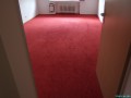 Für′s Schlafzimmer habe ich einen roten Teppichboden geholt. Geplant war blau, aber als ich vor dem roten Muster stand, habe ich mich spontan umentschieden :)